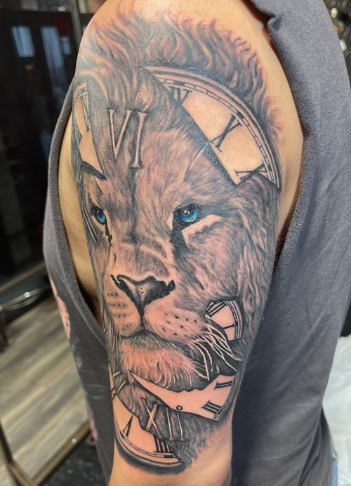 tatuaje de leon hecho por Rene